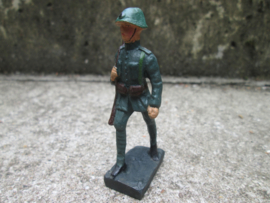 DURSO Dutch soldier Nederlandse soldaat met geweer op de rug.