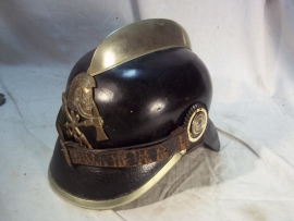 German firehelmet 1910- 1930, complete with 2 cocards. Duitse leren brandweerhelm, compleet met de 2 cocarden, binnenwerk, embleem, stormriem en zelfs de makerplaatjes.