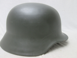 German Border Security Troops helmet B.G.S. Bundes Grenz Schutz. Duitse helm van na de oorlog, eigen model van de BGS dit model kwam na het model met de drie splitpennen zoals de oorlogshelmen, gemarkeerd.