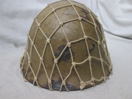 Japanese helmet Pattern M90. with original liner. Japanse helm M90, met origineel binnenwerk. helm bandje gedeeltelijk weg, compleet met ster en helmnet en de originele mosterdbruine kleur.