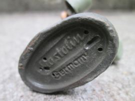 ELASTOLIN British soldier carrying 2 buckets. Engelse soldaat draagt 2 emmers kazerne leven. WO1 / WW1