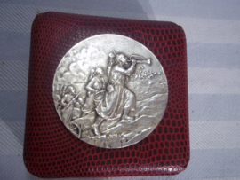 Franse penning in doosje  Ancien du 8e Zouaves. Oudstrijders Zouaven regiment. op naam in doos. verzilverd, doorsnee 5 cm.