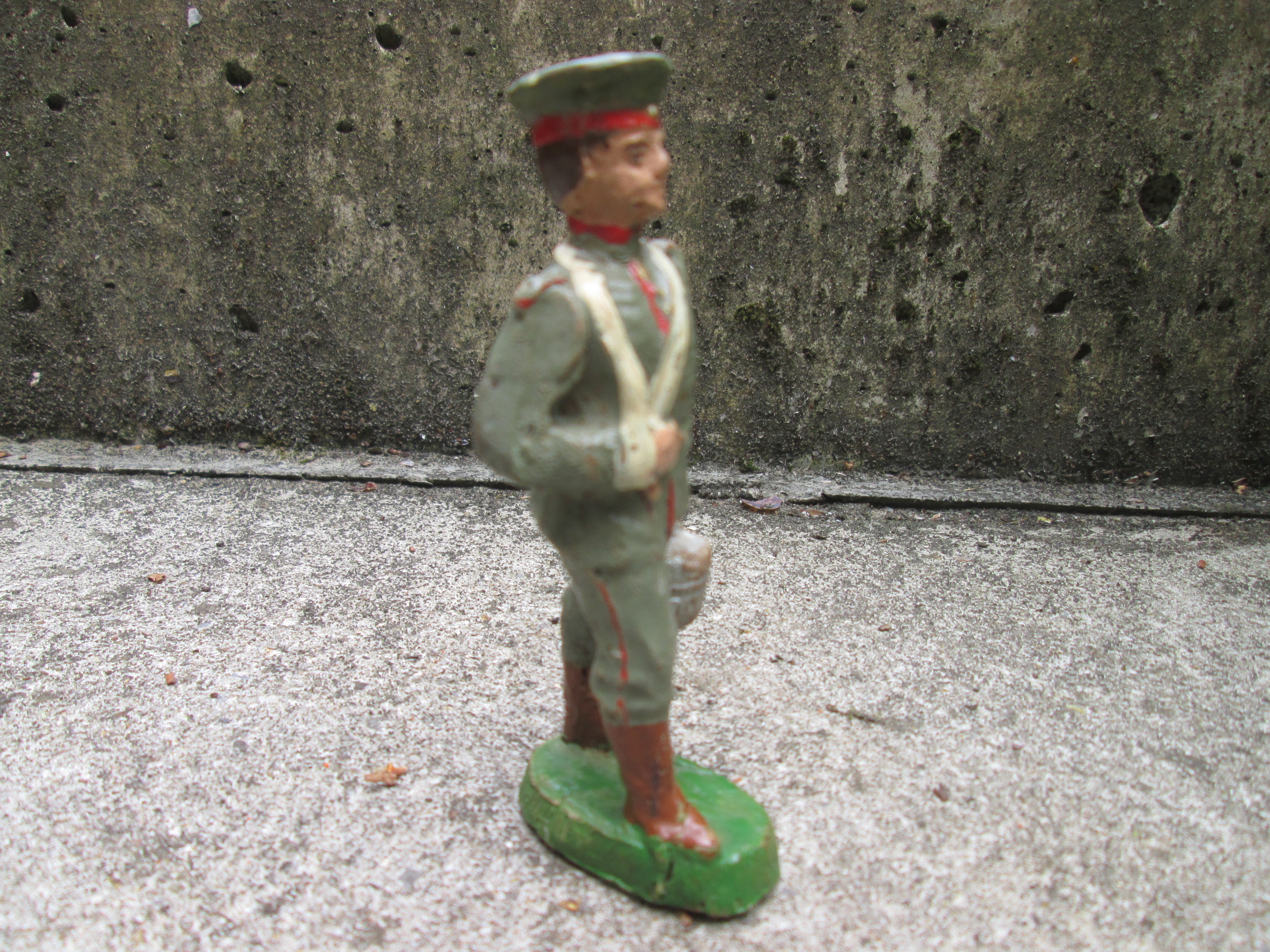 ELASTOLIN German soldier wounded, with Kratzchen. Elastolin Duitse soldaat gewond zeldzaam stuk 10cm. oud model.