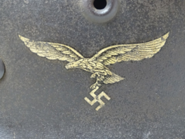 German helmet pattern 1940 with one Luftwaffe decal. Duitse helm M-40 maat Q-64 met mooie heldere Luftwaffe decal, binnenwerk in gedragen staat, riem gedateerd 1938 leuke helm zo gevonden.