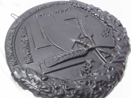 German ironcast plaque of the German Labour party. Duits gietijzeren plaquette  1934-1935 Nationalsozialistischer Arbeitsdienst Hövelhof/ Senne - Abteilung 6/204  diameter 20 cm.