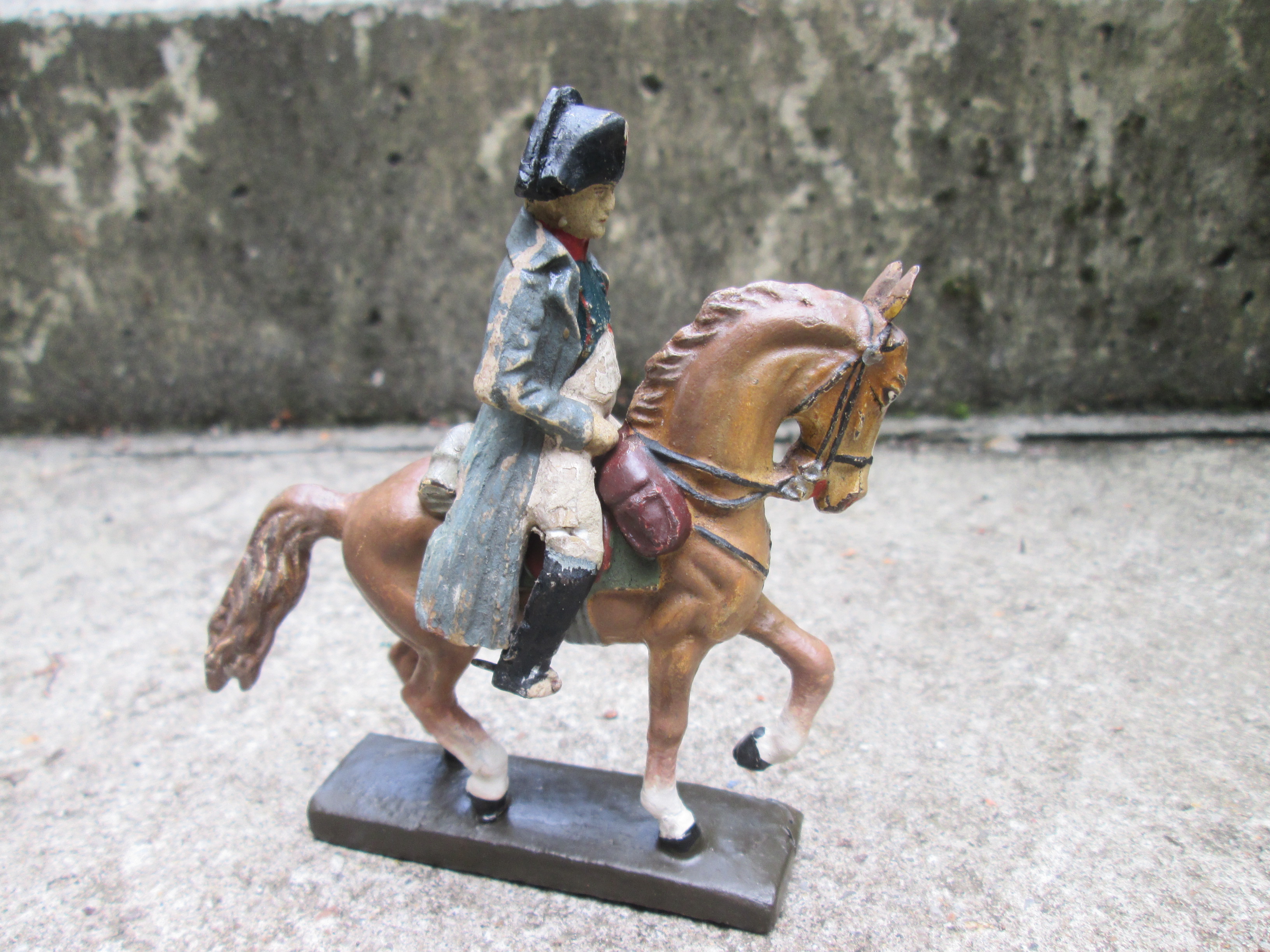 LINEOL Napoleon on his horse. Speelgoed figuur Napoleon te paard.