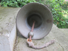 RAF Station bell ( Scrambled Bell ) nicely marked A.M. 1938 Air Ministry. Engelse RAF vliegveld bel 33 cm, brons met merkering, deze items zijn hedendaags zeldzaam. compleet met originele klepel diameter 33 cm.
