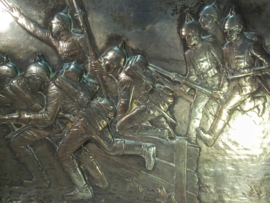Silverplated German battlefield scene. Verzilverde metalen voorstelling Duitse soldaten in de aanval met pickelhauben TOP staat.
