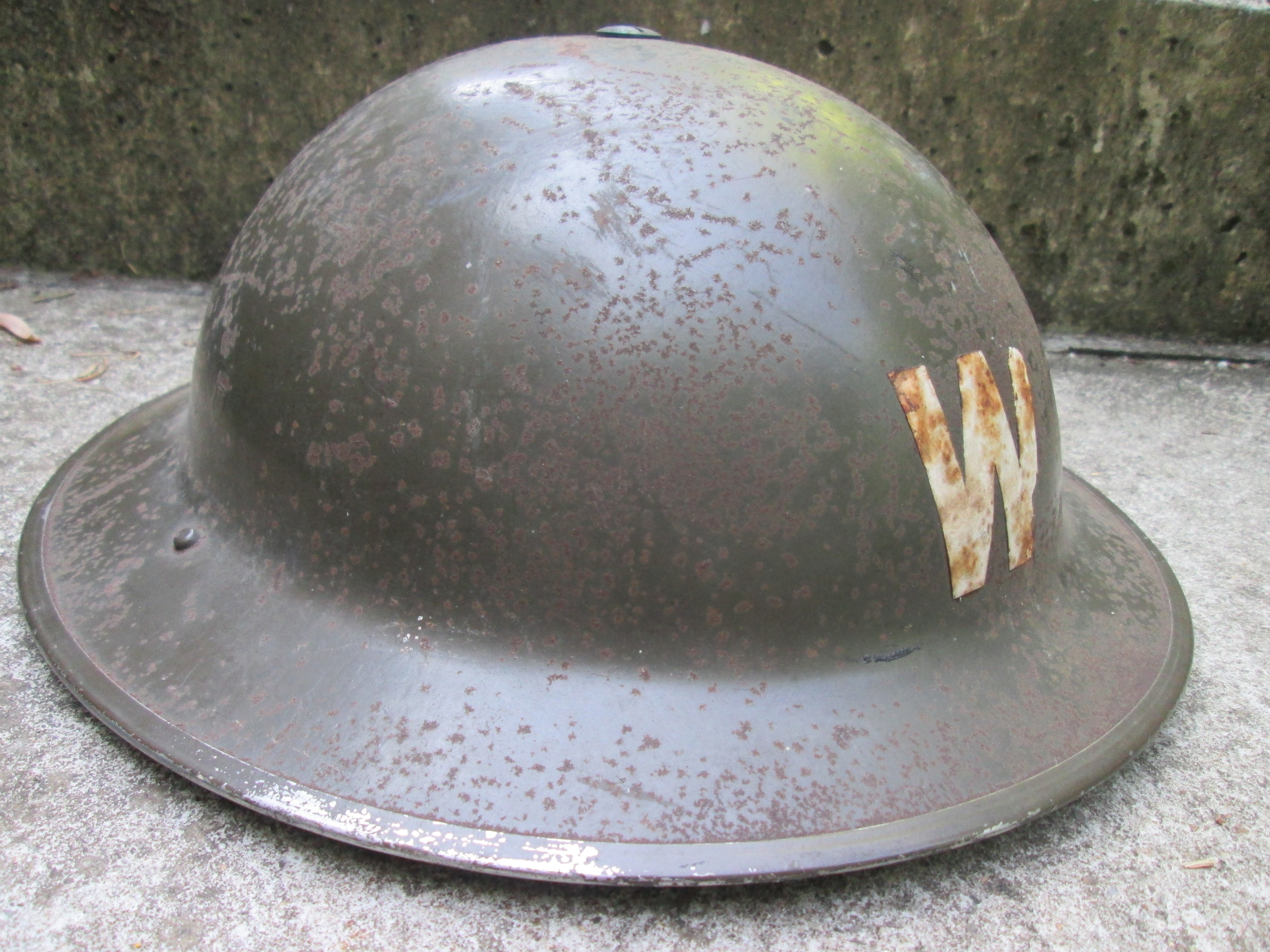 British Mk II brodie steel helmet with the W of WARDEN nicely marked 1939. Engelse staalhelm in een zeer nette staat mooi gemarkeerd, vroeg model binnenwerk.