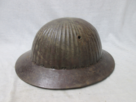 Portugese helmet M-1916, also used by English officers, because of its weight. Portugeese helm model 1916 eerste model. ook gedragen door Engelse officieren, vanwege het gewicht. New innerliner, Nieuwe binnenwerk.