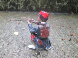 ELASTOLIN 10 cm. French soldier shooting played condition. Franse soldaat schietend bespeelde staat.