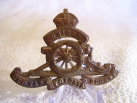 English cap badge Royal Artillery. Engels baretembleem