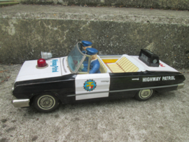 Tin toy mechanical batteries, Police car making noise sirene and light flashlight and STOP sign. Made in Japan Blikken politieauto werkend zwaailamp sirene, stop bord op batterijen. DAIYA Highway Patrol.