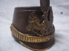 Bronzen miniatuur Schako, Pruisen, met los embleem en cocarde en vuurvergulde accenten, afmeting 8,5 cm bij 7 cm hoog. Leuk zeldzaam bronsje en gedetailleerd gemaakt TOP stuk.