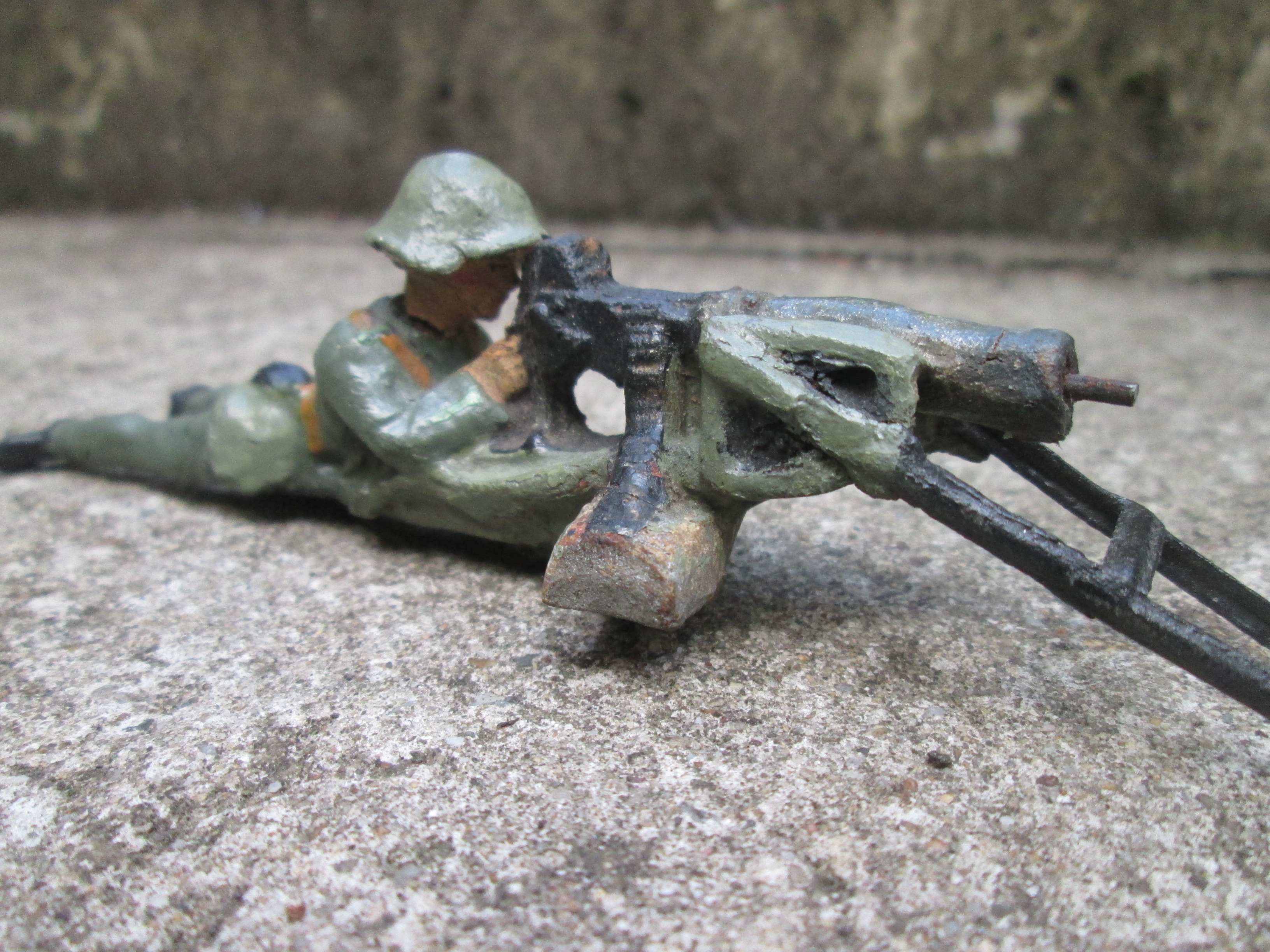 ELASTOLIN Swiss soldier with machine gun, Zwitserse soldaat achter mitrailleur. goede staat.