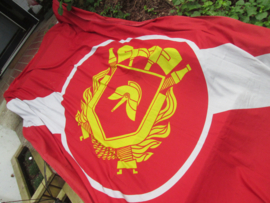 Very big flag of the Dutch fire Brigade. Zeer grote vlag van de nederlandse brandweer  5 bij 2 meter langwerpig met het oude logo zeer bijzonder stuk.