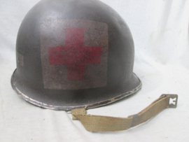US- Army M1 helmet swivel bail front seam, Red Cross driver ambulance. Amerikaanse helm M1 met rode kruis embleem  en AMBULANCE opschrift. zeldzame helm met bijbehorende binnenhelm 100% origineel. TOP
