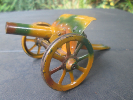 German tin camouflage canon. Duits gecamoufleerd kanon in goede staat werkend.