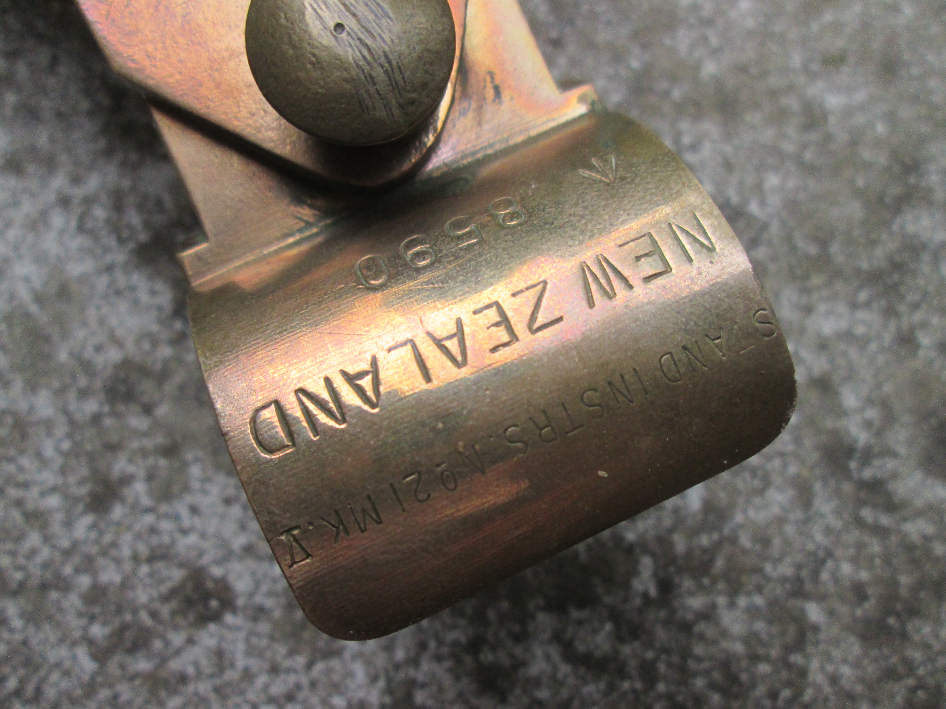 British binocular on tripod. binocular is dated 1917 tripod is dated 1942 and made in new Sealand. Engelse uitschuifbare kijker op driepoot alles mooi gemarkeerd en gedateerd TOP stuk in deze staat optisch goed.