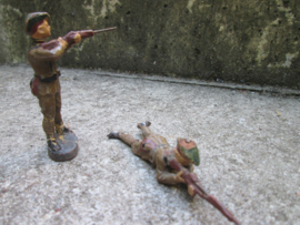 ELASTOLIN 2 Belgium soldiers, chasseur Ardenne. 2 Belgische soldaten Ardense Jagers bespeelde staat.