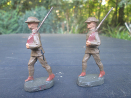 ELASTOLIN 2 British marching soldiers, 2 marcherende Engelse soldaten geen rugzak
