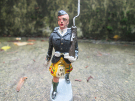 CHIALU Scottish marching soldier, with glengarry Schotse highlander marcheert