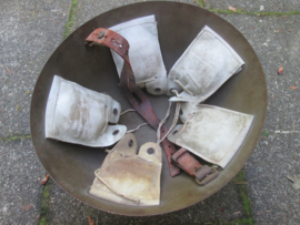 Czech helmet M1932. Tsjechische helm M32 originele bruine kleur met wit leren kussentjes. deze helmen werden na 1939 door vele nationaliteiten overgenomen Duitsland gebruikte ze vaak als luftschutzhelm.
