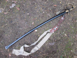 German Wehrmacht sword, F.W. HÖLLER in Solingen. Duits wehrmacht sabel, compleet met troddel, sabeldrager en riem mooi gemarkeerd. leeuwenkop met rode steen, en Wehrmacht adelaar. troddel met roze stof van binnen.
