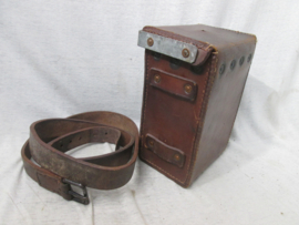 Dutch leather pouch for the Vickers machine gun. Nederlandse tas met draagriem. Vickers Mitrailleur. CM- 1939 gestempeld Centraal Magazijn. KMA Koninklijke Militaire Academie 1938.