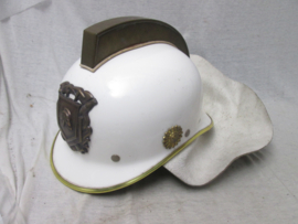 Dutch fire helmet of the sixties. Nederlandse brandweerhelm met leren neklap, zeer mooi model, compleet.