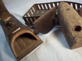 Iron, Strijkijzer, met onderzetter, en metalen plaat om het op te warmen.