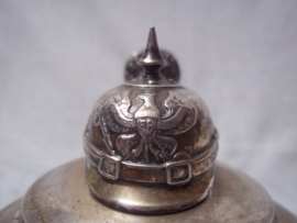 Duitse kristallen bierpul, met bewerking. voorzien van een deksel met daarop een pickelhaube in groot formaat 3 bij 5 cm. mooie zilvergloed. desel is gemerkt, bierpul is in een complete en originele staat TOP stuk.
