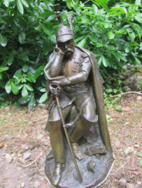 Statue of a French Napoleontic soldier after they have lost the Battle of Waterloo, signed Jean Francois- Theodore Gechter 1842 Bronzen beeld Franse kurassier 35 cm, 7 kilo TOP zeldzaam beeld.