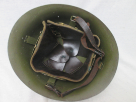 Gemodificeerde Japanse helm Thailand  Model 1930-1932 Siamese combat helmet, met Frans binnenwerk, dit werd officieel zo gedaan je ziet aan de voorkant de contouren van het helm embleem van Siam, nu Japanse ster. bijzonder stuk.