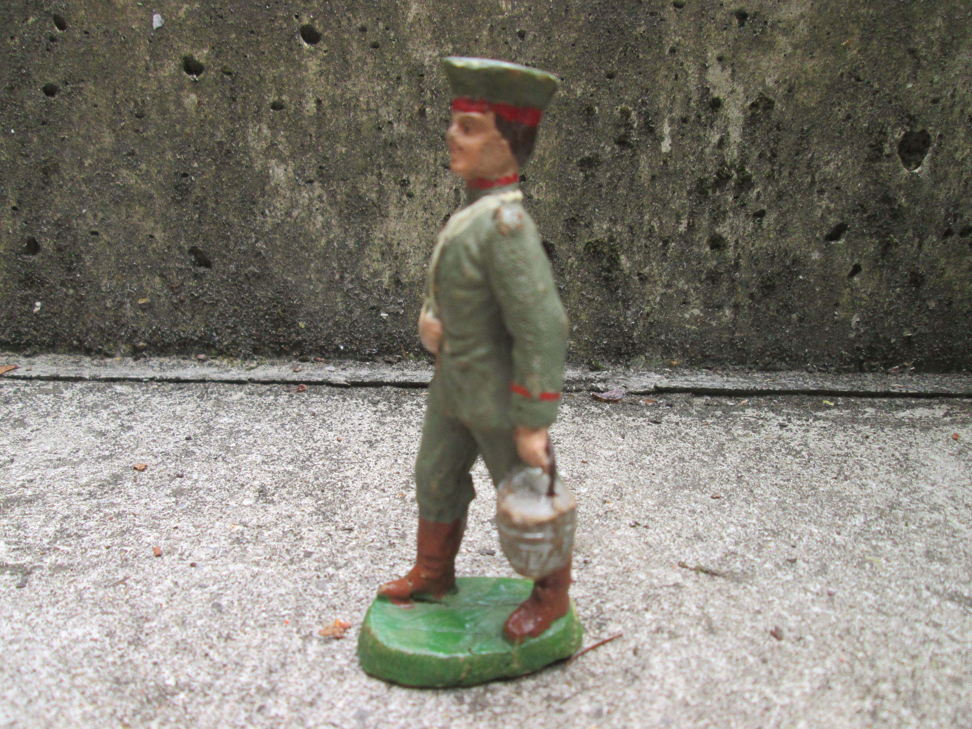 ELASTOLIN German soldier wounded, with Kratzchen. Elastolin Duitse soldaat gewond zeldzaam stuk 10cm. oud model.
