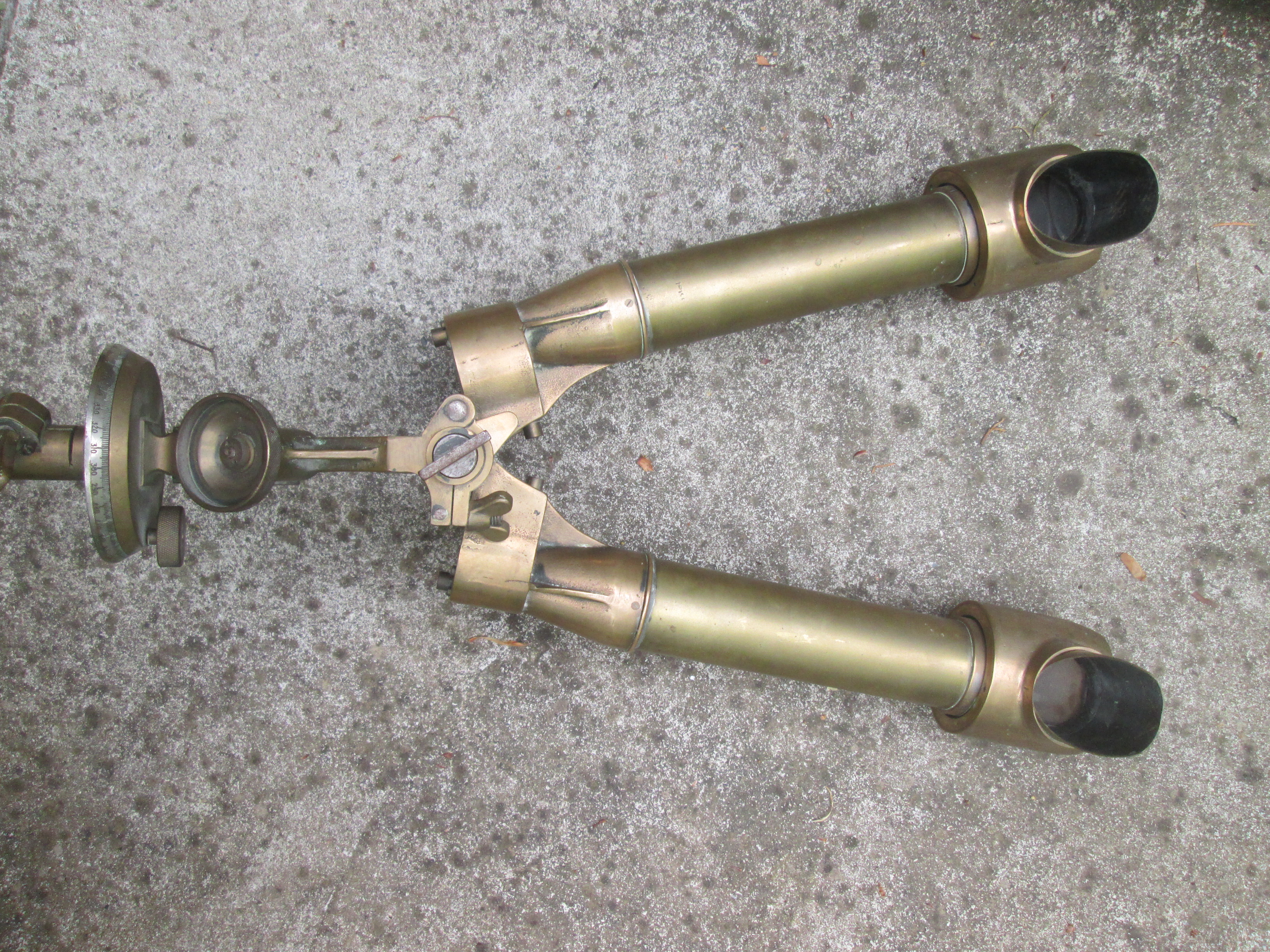British telescope stereoscopic Mk IV, dated 1942. Engelse stereokijker, loopgravenkijker optisch goed, mooi gemarkeerd vervaardigd uit brons, zeer decoratief item.
