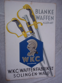 German advertisment of WKC swords and bayonets. Kartonnen reclame Derde Rijk, van WKC Waffenfabrik - Solingen-Wald. mooie afbeelding met sabels en bajonetten, zeer decoratief bij een wapen verzameling. 30 bij 48 cm. zeldzaam, rare.