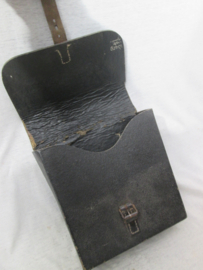 German wehrmacht signals tool case. Leren  tas voor verbindingstroepen van de Duitse Wehrmacht.