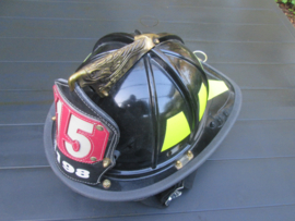 American firefighterhelmet in mint condition. Amerikaanse brandweerhelm in een zeer nette mint staat met gelaatsscherm, en bovenop de adelaar die de helmplaat vast houd. zeer leuk geheel.