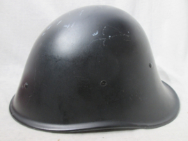 Nederlandse helm van de oproerpolitie jaren 50, in een totale MINT staat, bijzonder is het dat deze helm van model 1927-1928 is, voorzien dan van een nieuw binnenwerk  om doorgedragen te worden door de politie.