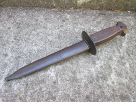 Belgium trench knife, made in England. Belgische loopgravendolk met schede zeer nette conditie uit Sheffield. Sanderson brothers Newbould. zeldzaam stuk in deze staat.