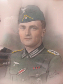 Ingelijste ingkleurde foto van een Duitse soldaat met zijn vrouw. hij draagt het panserkampfabzeichen. duidelijke foto, wapenbies is geel.