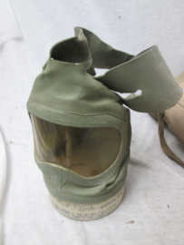 Japanese gasmask civil defence in his original bag, container. Japans gasmasker van de Japanse luchtbescherming. in houder. filter nog met compleet etiket.