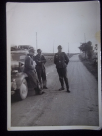 Foto, Duitse soldaten bij stafauto, met auto vaandel Wehrmacht.