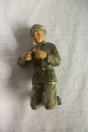 German toy soldier, eating bread. Duits speelgoed soldaat maakt zijn brood klaar apart