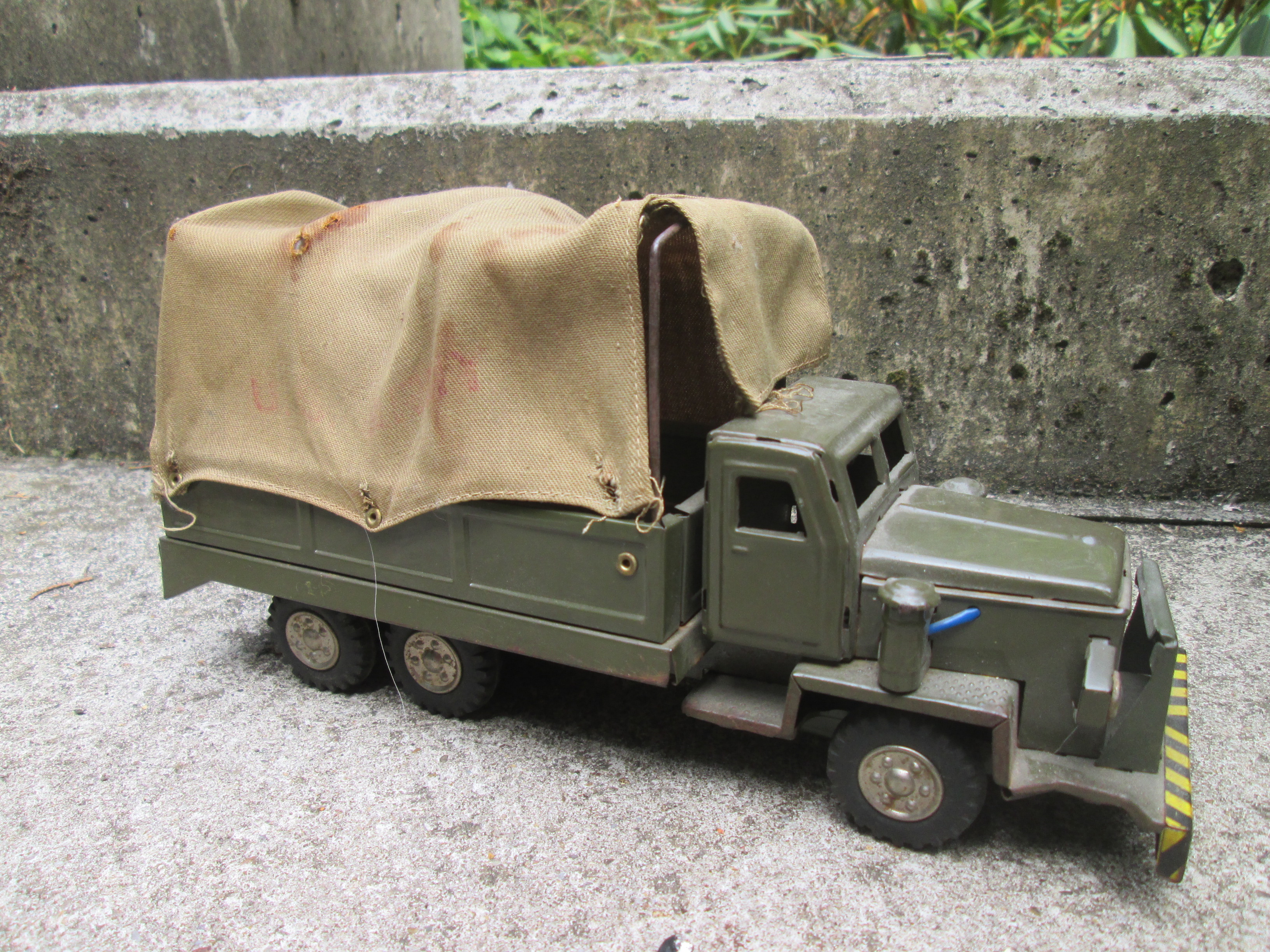 Military toy truck US Army. Blikken speelgoed vrachtwagen Amerikaans leger Made in Japan jaren 60, werkend.