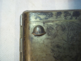 Japanese cigarette case very rare, Sigaretten koker met Japanse soldaat en aan de achterkant andere Japanse afbeeldingen zeer apart.