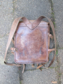 Japanese army officers pattern leather backpack, in usedbut complete condition. Japanse leren rugzak, vroeg model, geheel compleet. bijzonder leuk stuk Japanse uitrusting.
