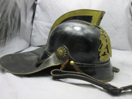 Dutch leather fire helmet of the City of Haarlem. Nederlandse brandweerhelm met kam en vuurverguld stadswapen embleem HAARLEM, helm is gemaakt van leer. zeldzame helm uit haarlem, in een pracht staat.