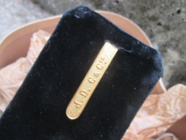 A pair of French officers epaulets in the original box nice quality. Franse gouden infanterie epauletten luitenant, zeer nette staat in originele doos. met naam etiket.
